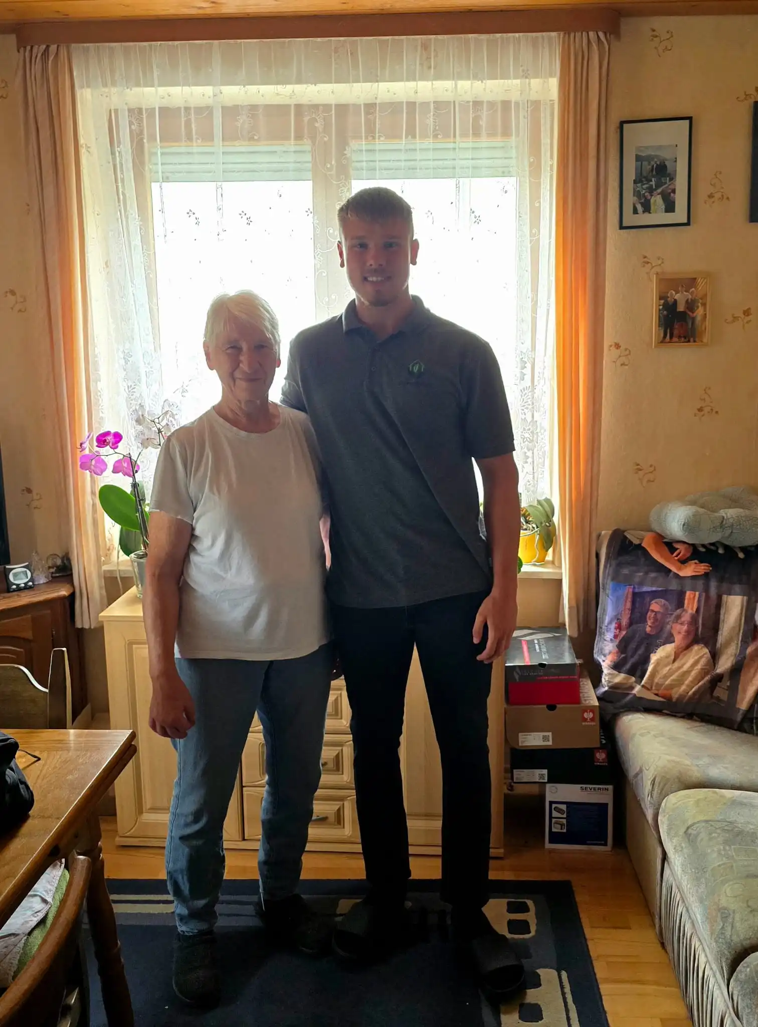 Nico Steinert mit seiner Oma