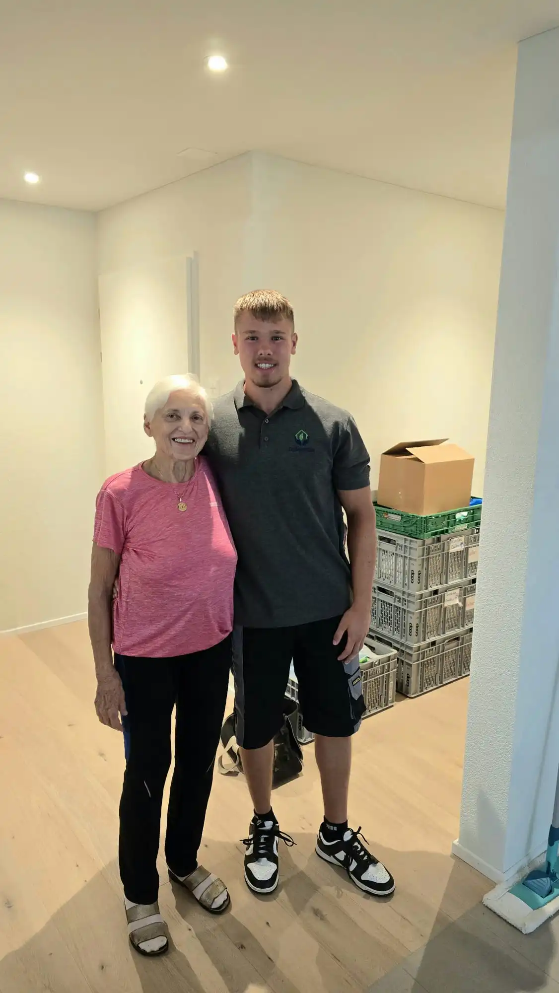 Nico Steinert mit einer zufriedenen Seniorin